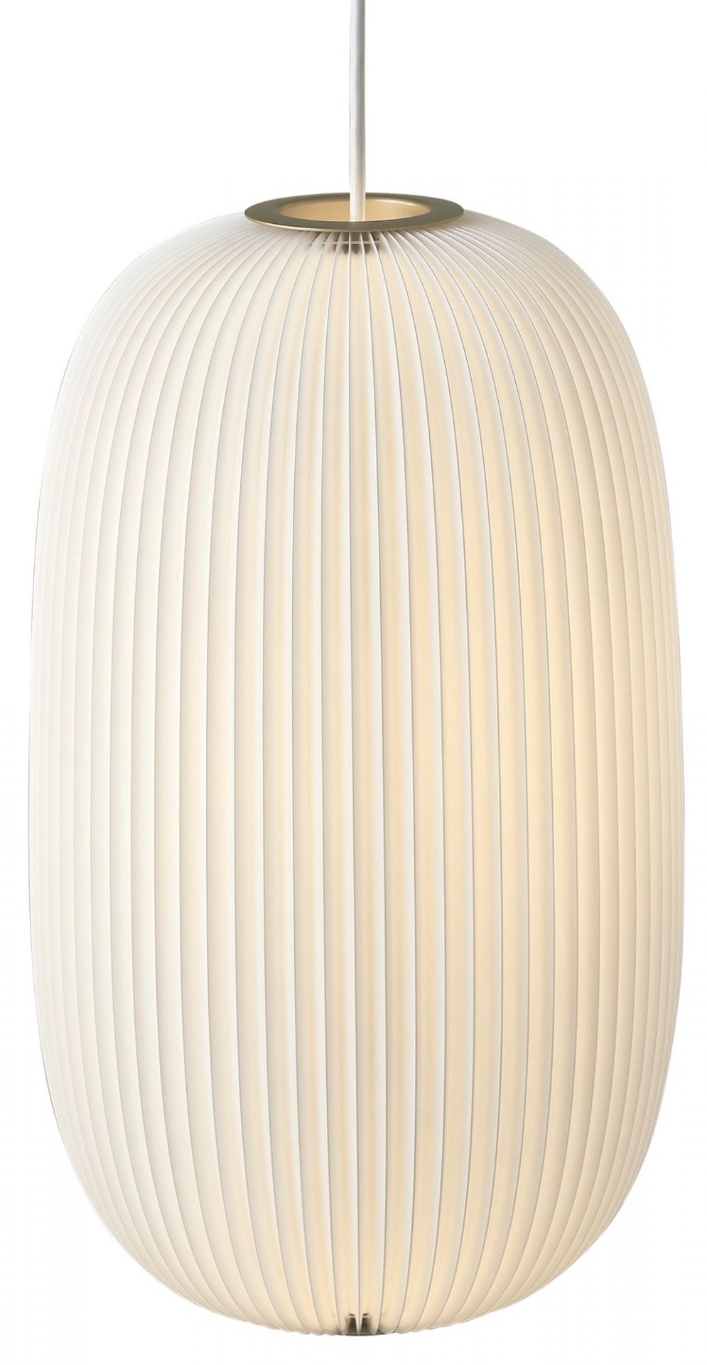 Weiße Lamella Pendelleuchte von Le Klint mit goldenem Ring und plissiertem Schirm.